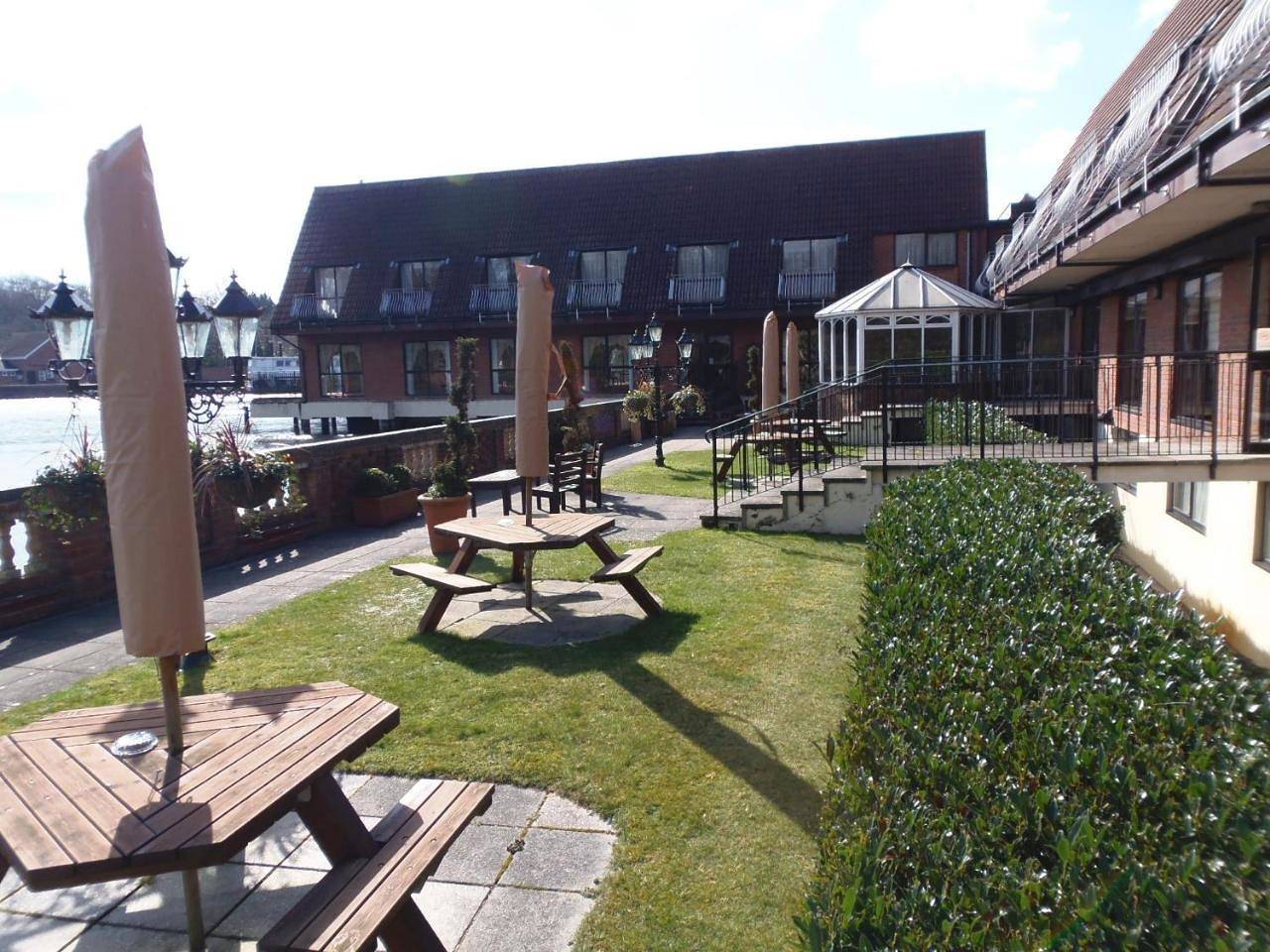 Lakeside International Hotel in Surrey