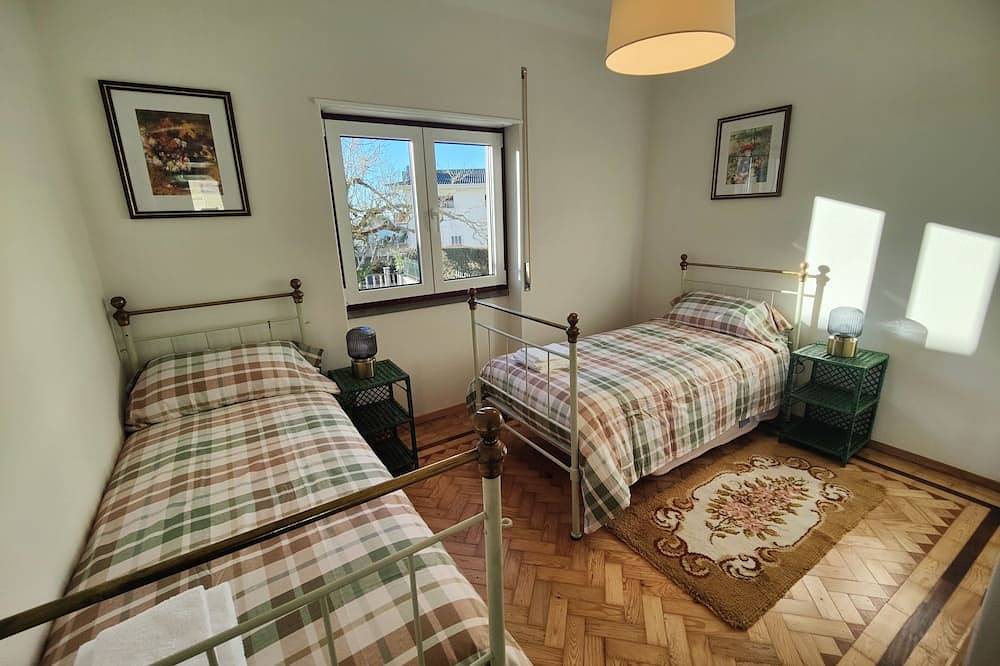 A sunny house with a large terrace and sea views! in Benedita, Leiria District