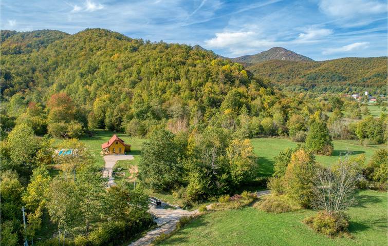 Charmante 2-Zimmer-Wohnung mit Pool und Terrasse, 2,5 km vom Fluss Rakovac entfernt in Gospitsch, Naturpark Velebit