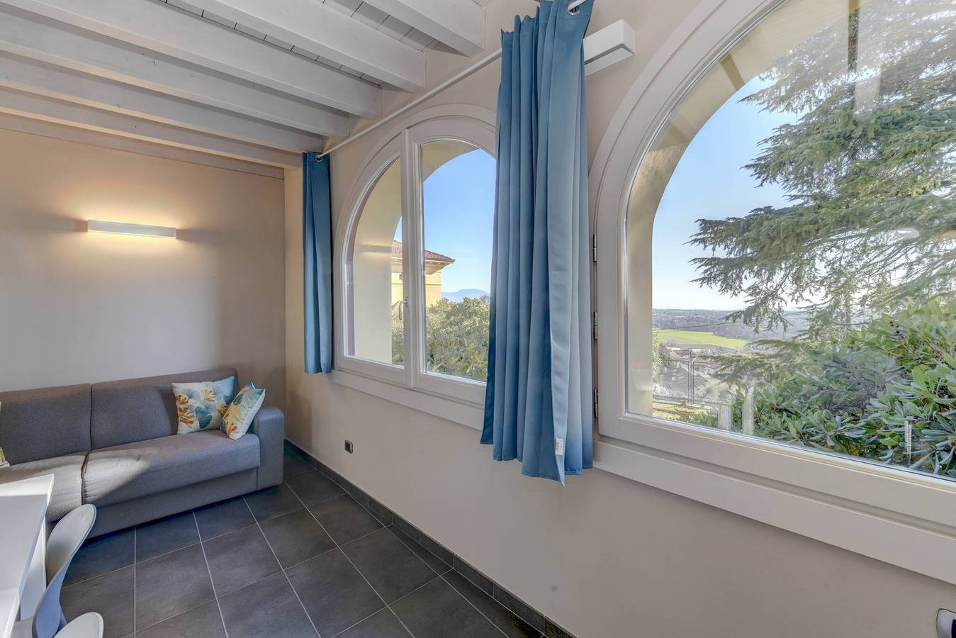 Appartamento intero, Appartamento 'Holly' con Vista Lago, Wi-Fi e Aria Condizionata in Polpenazze del Garda, Prealpi Gardesane