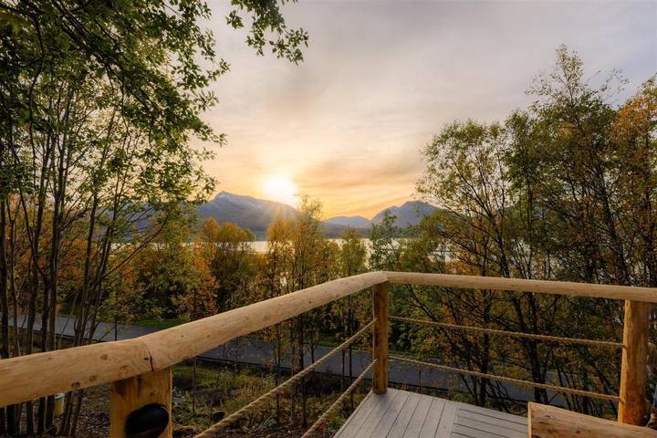 Camping for 3 personer, Balkong og Terrasse i tillegg til Hage og Innsjøutsikt i Senja