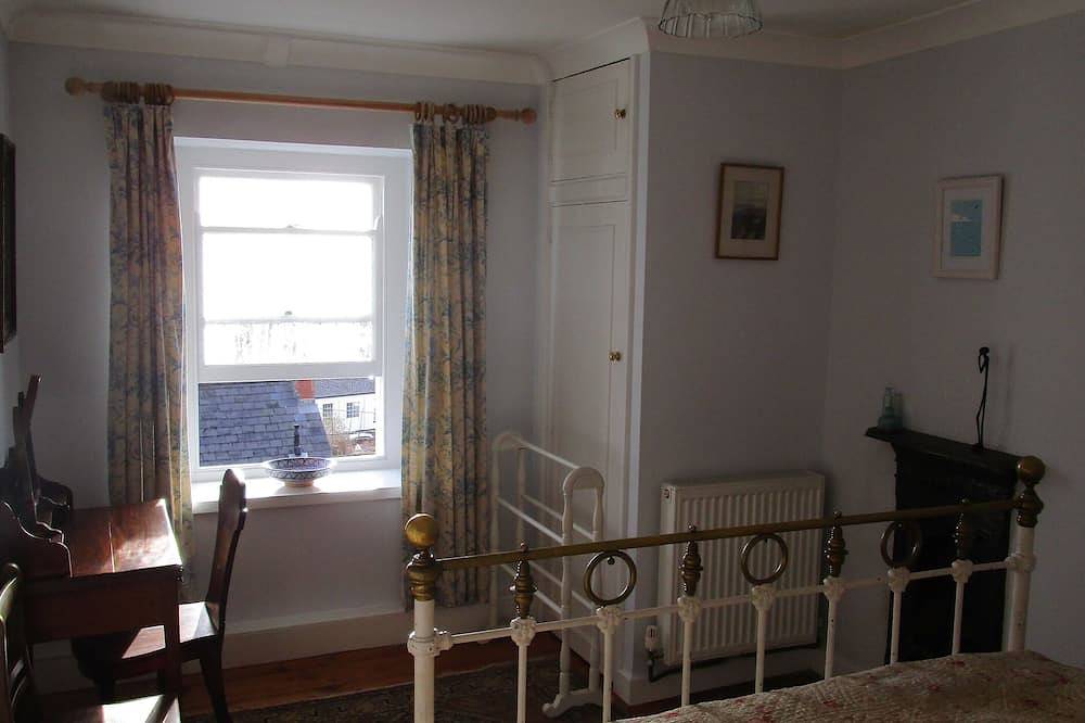 Character cottage in heart of village with stunning estuary view and garden in St Dogmaels, Pembrokeshire