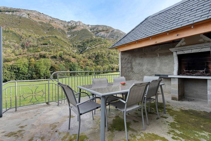 Ferienhaus 'La Grange Aux Chats' mit Bergblick, WLAN und Klimaanlage in Campan, Französische Pyrenäen