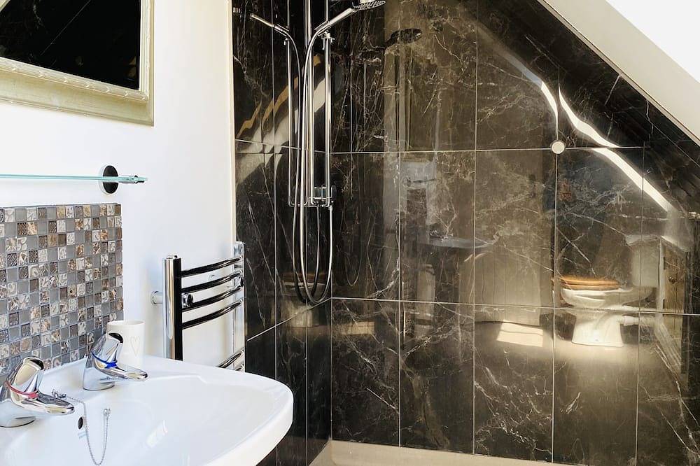 ** Lovely 2 Bedroom Cottage, Great Location ** in Lymington, Hampshire