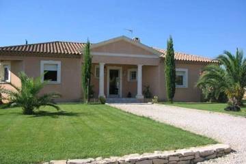 Location de vacances pour 6 personnes, avec terrasse et jardin à Roquemaure