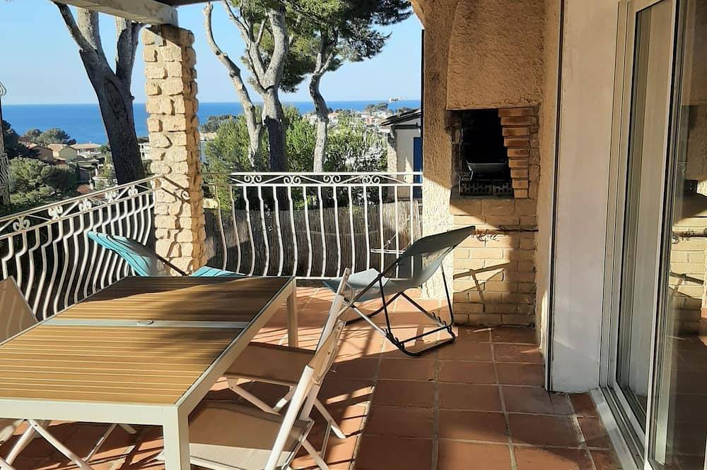 House between pines and sea in a residential area in Carry-le-Rouet, Istres en omgeving