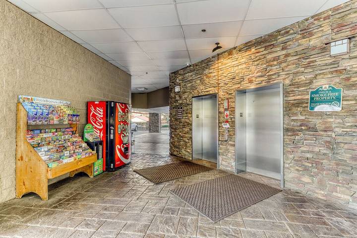 Vacation apartment for 8 people, with pool and hot tub as well as balcony in Gatlinburg