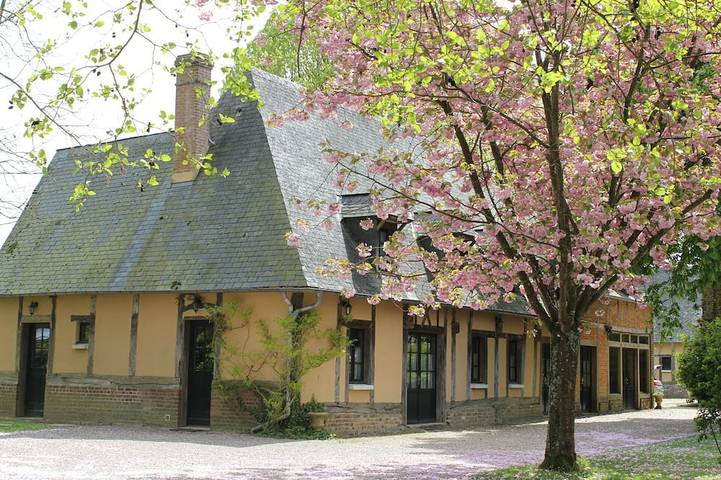 Gîte pour 13 personnes, avec jardin à Fleury-la-Forêt