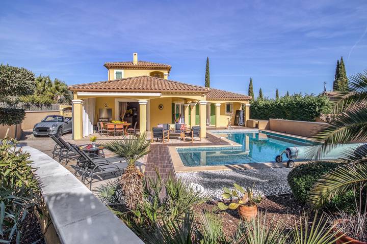 Maison de vacances pour 6 personnes, avec Balcon et Terrasse ainsi que Jardin et Piscine