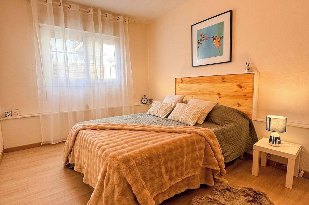 Entire apartment, Apartment La Petite Bleu in Pessac, Bordeaux region