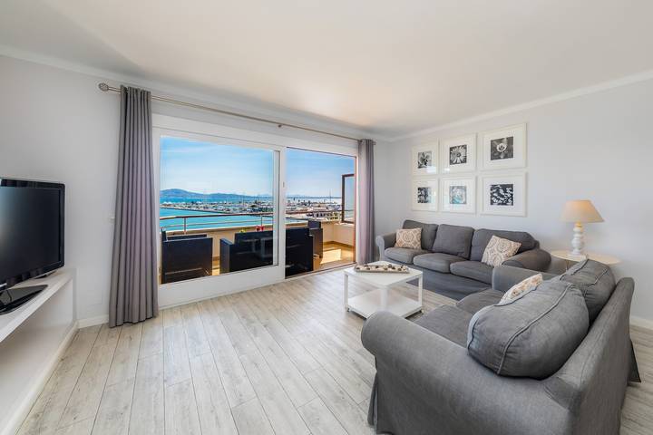 Geheel appartement, Vakantiehuis 'Apartamento Brisas' met zeezicht, Wi-Fi, A/C & balkon in Port de Pollença, Pollença