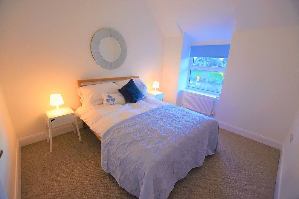 Wonderful 7 bedroom House in Aberdovey,sleeps up to 16, Pet Friendly with garden in Aberdovey, Snowdonia