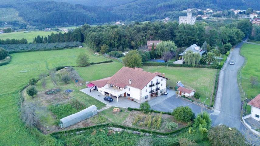 Gîte pour 12 personnes, avec Terrasse ainsi que Jardin et Vue à Gautegiz Arteaga