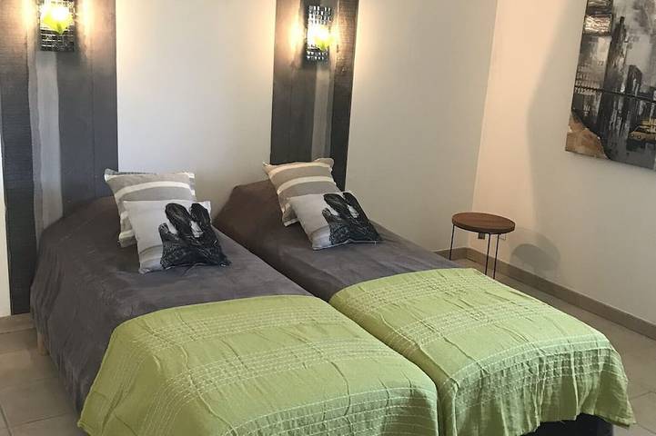 Location de vacances pour 4 personnes, avec terrasse ainsi que jardin et piscine à Lançon-Provence - 3