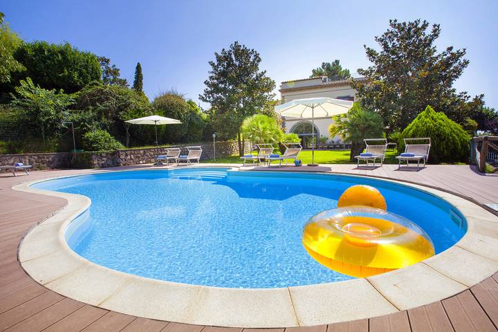 Casa vacanza per 9 persone, con vista oceano e giardino in Sant'Agata sui Due Golfi