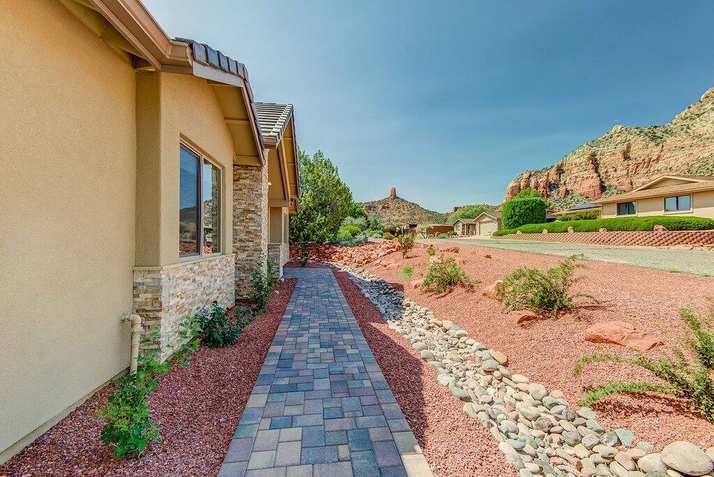 Experience luxury at Sedona La Belle Maison: 3Br, 2Ba home with stunning red rock views. in Sedona, Oak Creek Canyon