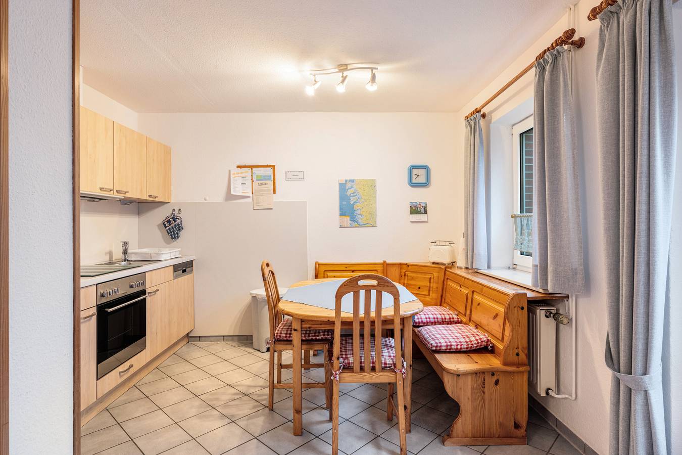 Ganze Wohnung, Ferienwohnung 'Fereinhof Paulsen - Lachmöwe' mit Privatterrasse, Gemeinschaftsgarten und Wlan in Tammensiel, Pellworm