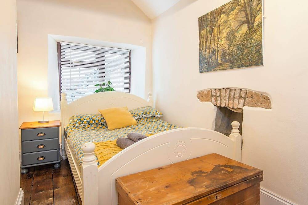 90 Main Street, Holiday Cottage Pembroke, Sleeps 4, 2 bedrooms,  bathrooms in Pembroke, Pembrokeshire