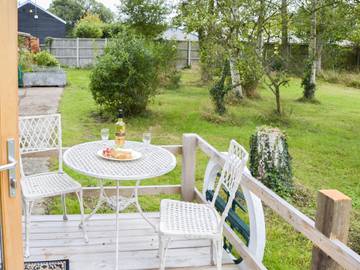 Log Cabin for 2 People in Essex, East of England, Photo 2