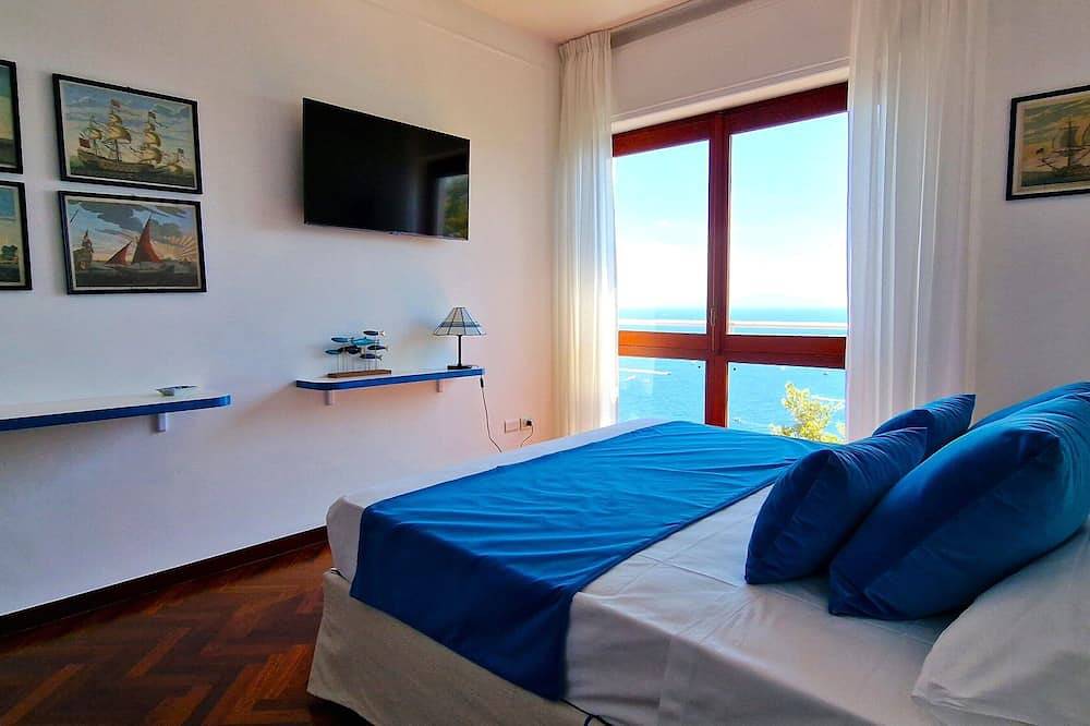 Amalfi Detached Seafront Villa 🏡 Solarium ☀️ Terrace/Bbq ❤️ Walk to Beach 🏖️ in Amalfi, Côte Amalfitaine