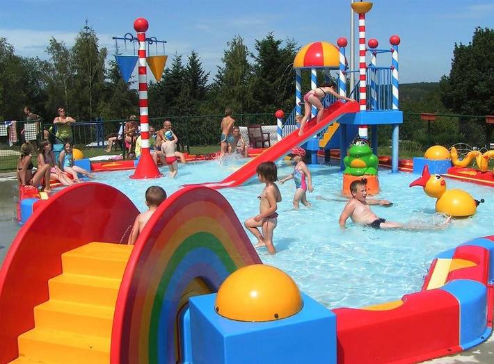 Camping voor 6 personen, with Terras and Tuin as well as Zwembad and Uitzicht in Regio Namur