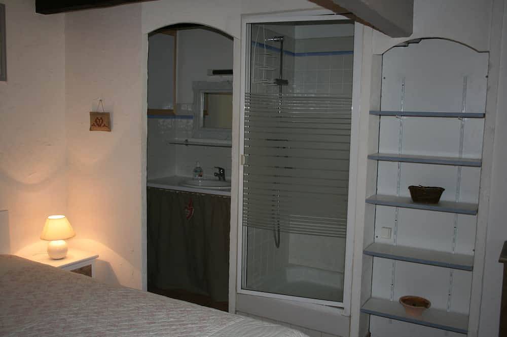 Charming, authentic cabanon all to yourself on almost 7000 m2 of land in Lacoste, Parc naturel régional du Luberon