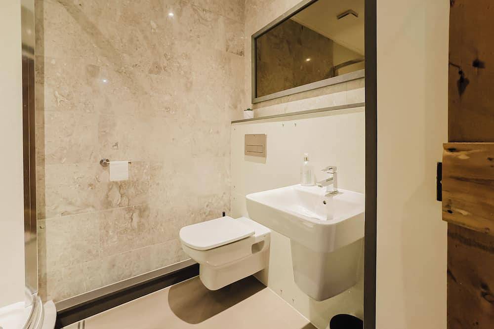 Experience boutique comfort above The Powell pub in Birchington. Stylish en-suite rooms, luxury touches, and a vibrant pub below—perfect for business, couples, or families. Book your coastal escape today! in Birchington, Kent