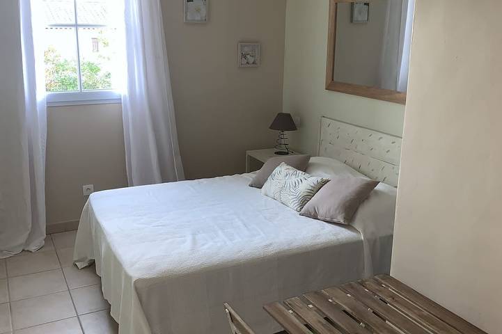Villa Calme Avec Piscine Réservée Exclusivement Au Locataire in Aubignan, Vaucluse