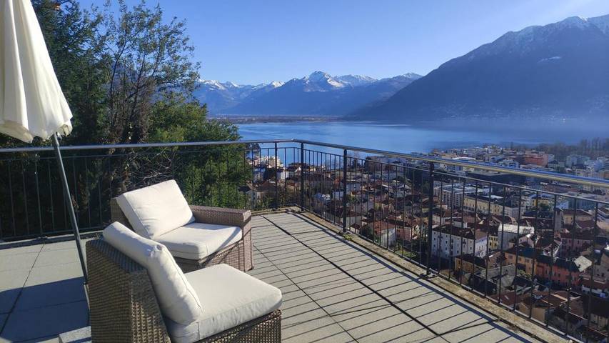 BnB für 2 Personen, mit Balkon und Terrasse sowie Ausblick und Seeblick in Locarno
