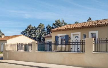 Gîte pour 8 personnes, avec piscine ainsi que jardin et terrasse à Bagnols-sur-Cèze