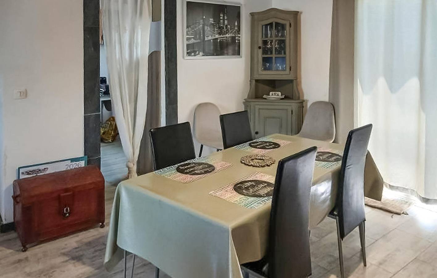 Amplio apartamento de 2 dormitorios con piscina cerca de Venelles, restaurantes y wifi in Venelles, Region de Aix-en-Provence