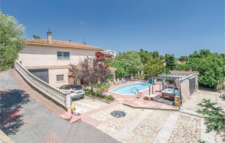 Poolside Retreat: 180m² w/terrace & WiFi in Tordera, Maresme