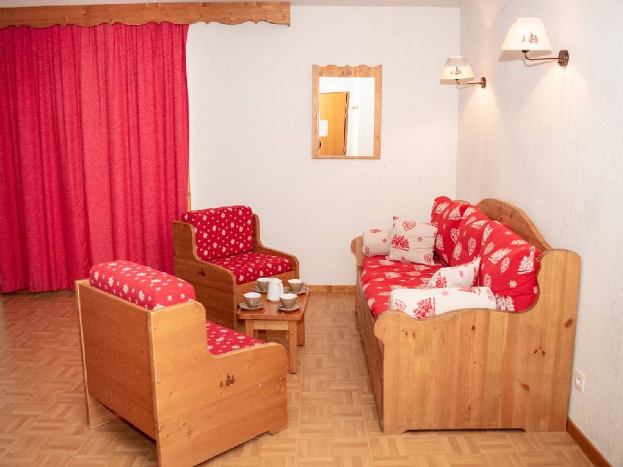 Entire apartment, Spacious 4-room apartment, sleeps 8 with parking in Puy-Saint-Vincent in Puy-Saint-Vincent, Écrins National Park