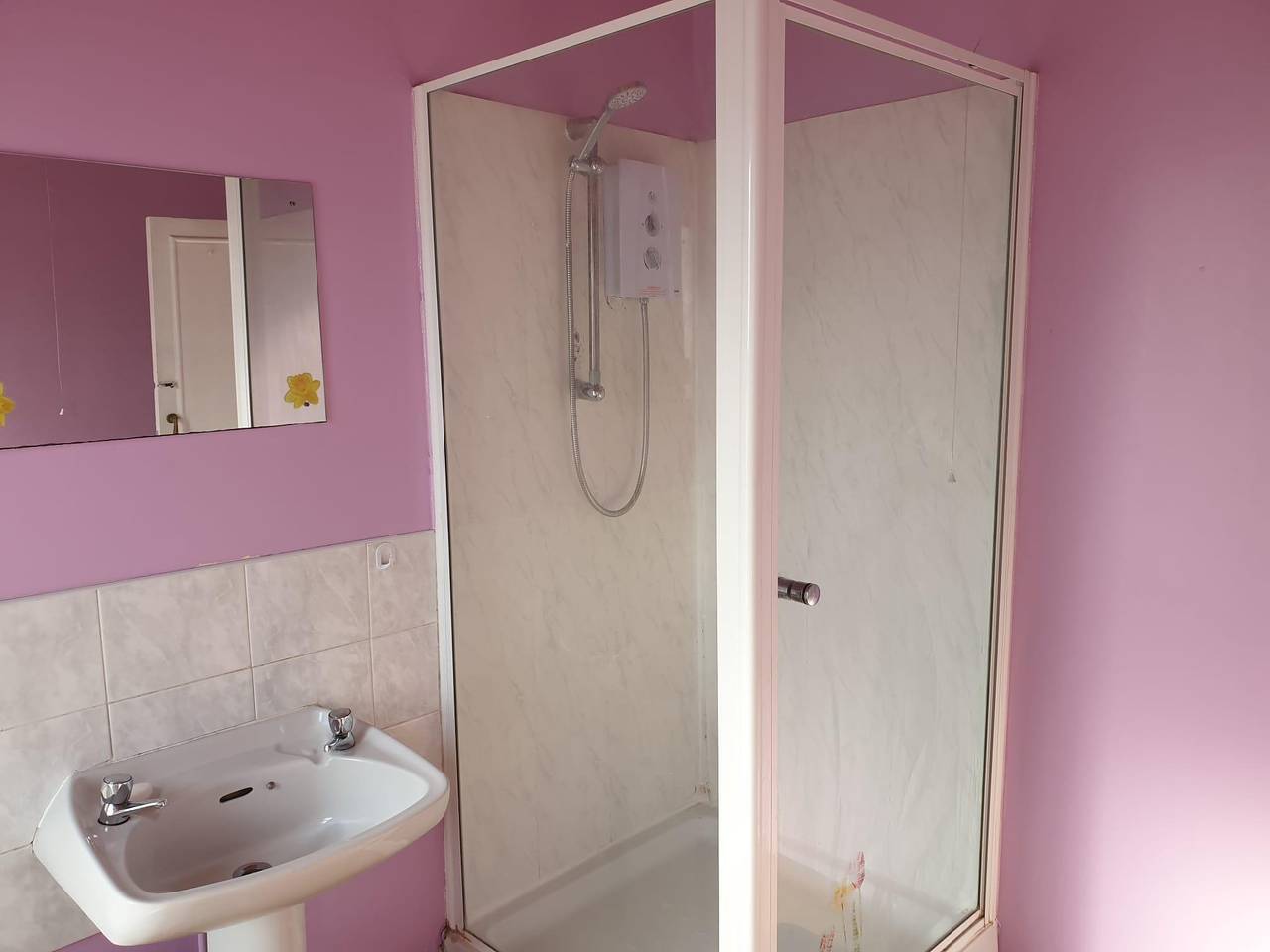 5 Bed House - Sleeps 6 - Wifi - Parking in Stoke-on-Trent, Midlands