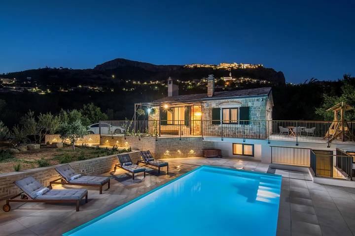 Villa for 5 personer, med badebasseng og hage - 1
