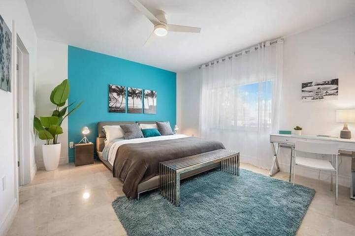 Bayfront Villa Heated Pool Amazing Views and Beach Access in North Bay Village, Florida