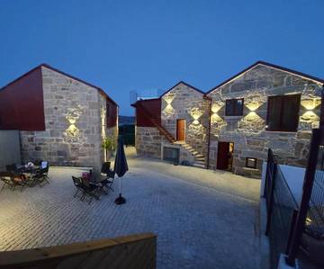 Gîte pour 4 personnes, avec jardin et vue sur le lac ainsi que piscine et vue, animaux acceptés dans Penedones