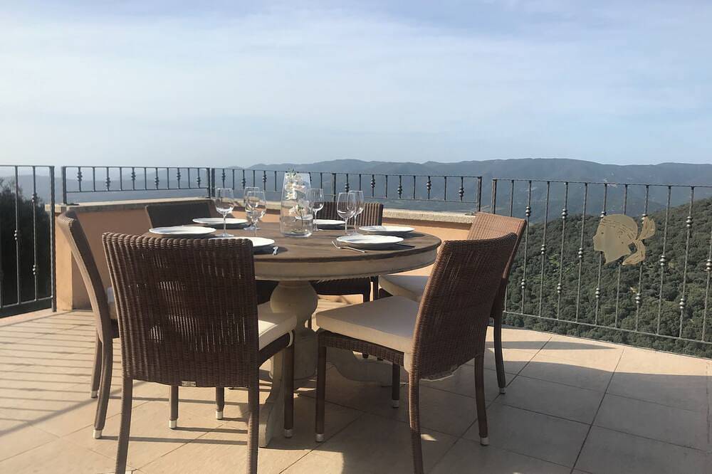 Panoramic sea and mountain views, sleeps 2 to 10 in Sollacaro, Arrondissement de Sartène