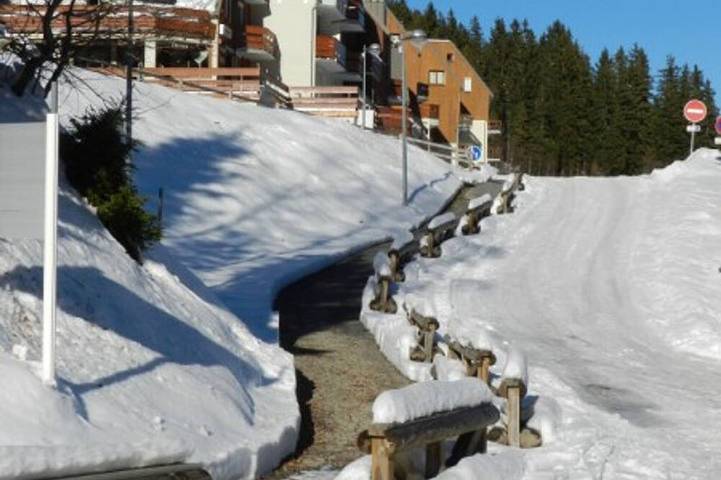Ganze Wohnung, 2-Zimmer-Kabinenwohnung an der Piste mit Balkon und Skiraum in La Ferrière, Le Pleynet