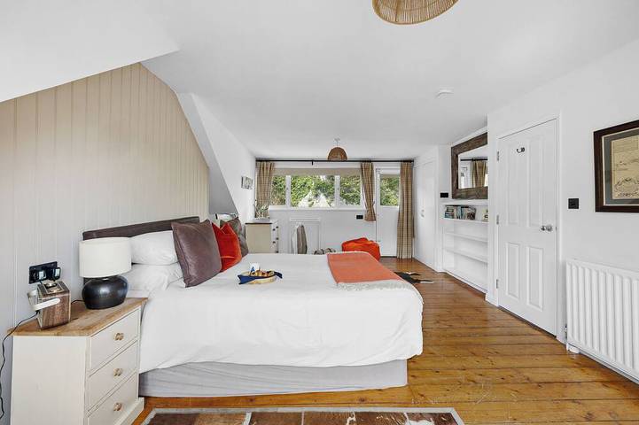 Comfortable 7-bedroom house with estuary views and parking in Salcombe, South Devon