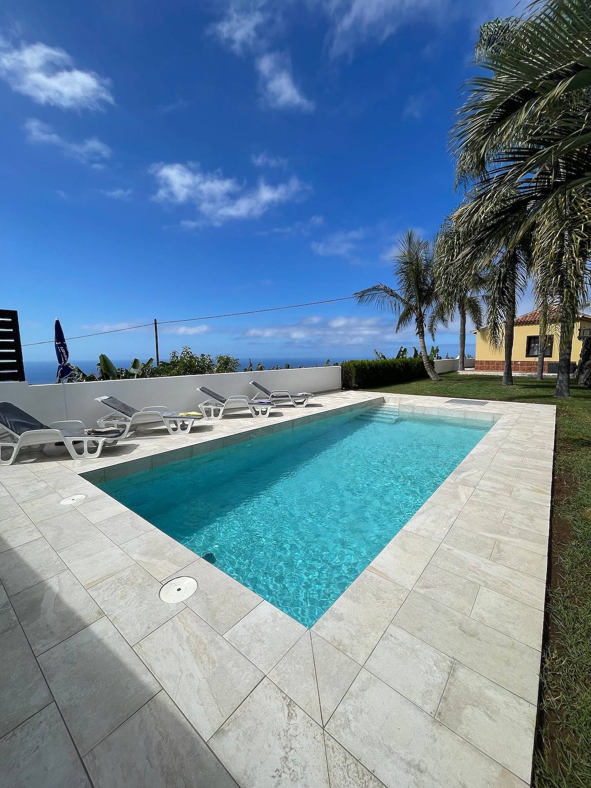 Villa Pilar avec vue sur la montagne et la mer, piscine et jardin. in Tijarafe, La Palma Sud