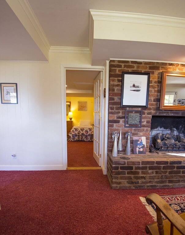 Ganze Wohnung, Geräumige Terrassenwohnung im Einfamilienhaus mit eigenem Eingang und Parkplatz. in Lynchburg, Virginia