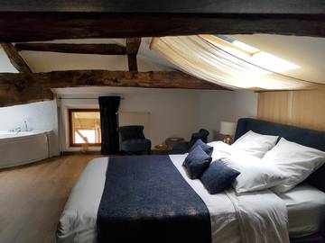 Gîte pour 2 personnes, avec jacuzzi ainsi que jardin et sauna, adapté aux familles à Jullié