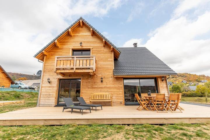 Gîte pour 7 personnes, avec Terrasse et Jardin ainsi que Sauna et Vue à Chambon-sur-Lac
