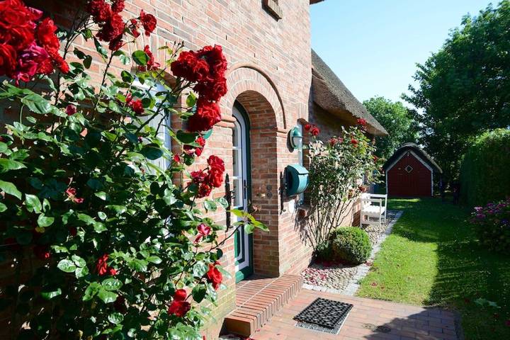 Ferienhaus für 4 Personen, mit Terrasse und Garten in Oevenum