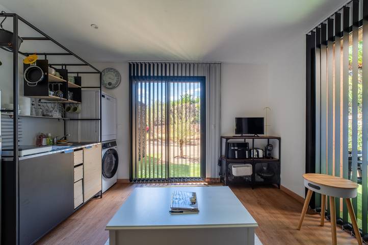 Monolocale intero, Appartamento "Le Cocon des Oliviers" con terrazza privata, Jacuzzi, Wi-Fi e aria condizionata in Salernes, Draguignan e dintorni