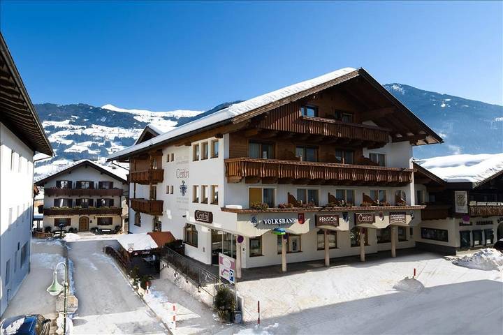 Hôtel pour 4 personnes, avec Balcon et Terrasse ainsi que Jardin et Sauna à Fügen