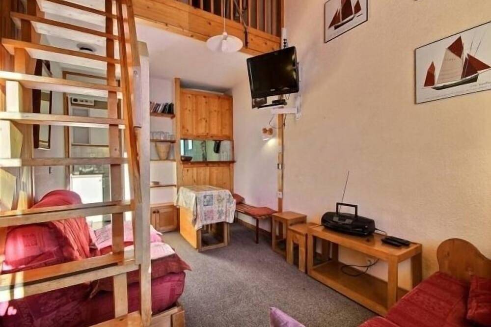 Entire apartment, Cozy duplex 5-6 pers at the foot of the slopes with Tv, Dvd and equipped kitchen in Plagne Villages, La Plagne-Tarentaise