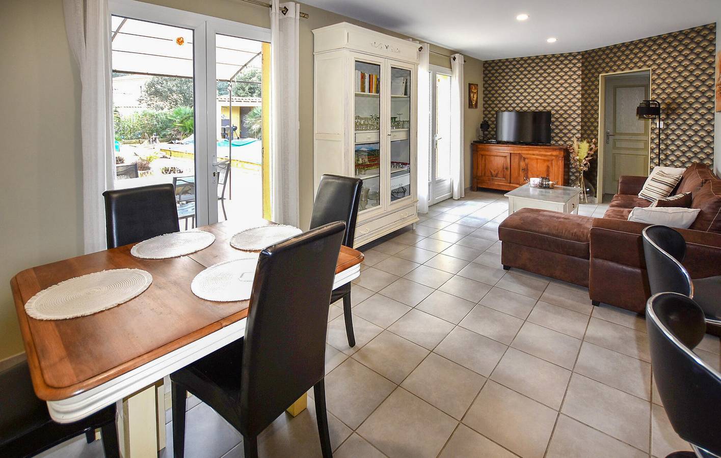 Acogedor apartamento Mazan con piscina y aparcamiento in Mazan, Parque natural regional del Mont Ventoux