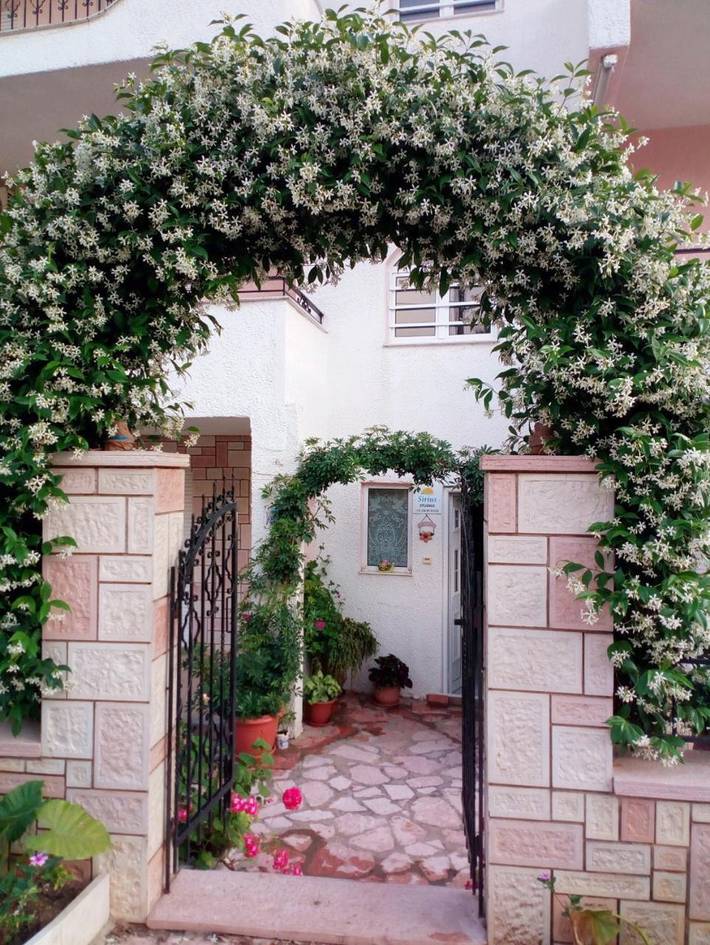 Appart’hôtel pour 3 personnes, avec Balcon et Terrasse ainsi que Jardin et Vue